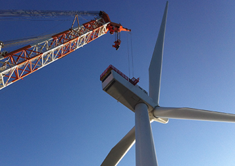 eine Windturbine in Bauarbeit
