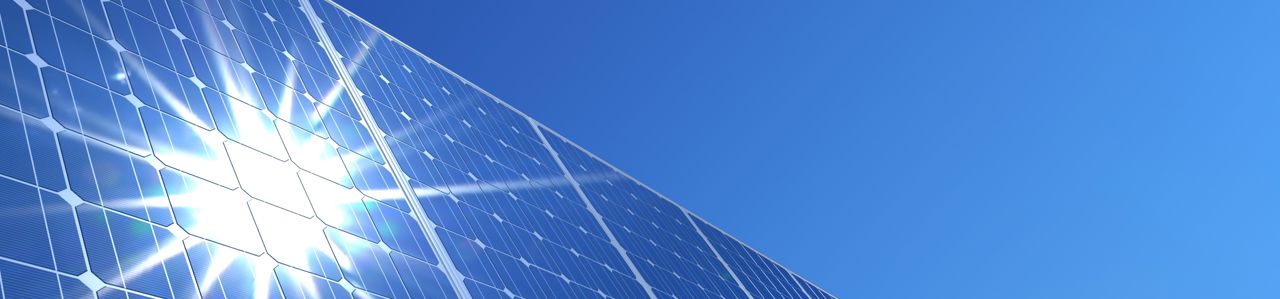 Sonnenkollektoren reflektieren die Sonne