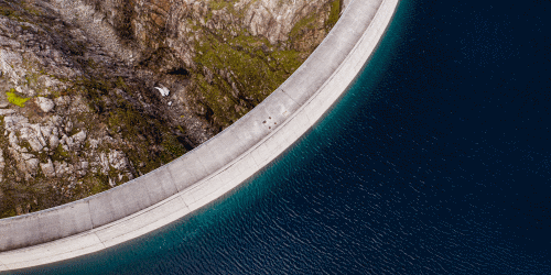 Staudamm und Stausee von oben