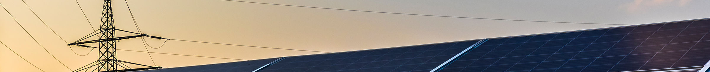 Solarpaneele im Sonnenuntergang