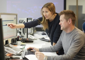 Frau zeigt auf Monitor. (Photo: Photo: Alexander Hagstadius) 
