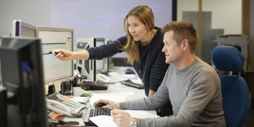 Frau zeigt auf Monitor. (Photo: Photo: Alexander Hagstadius) 