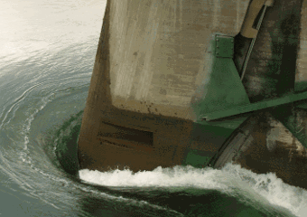 Bewegendes Wasser am Damm