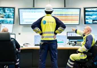 Drei Arbeiter in der Zentralen Leitstelle in Knapsack