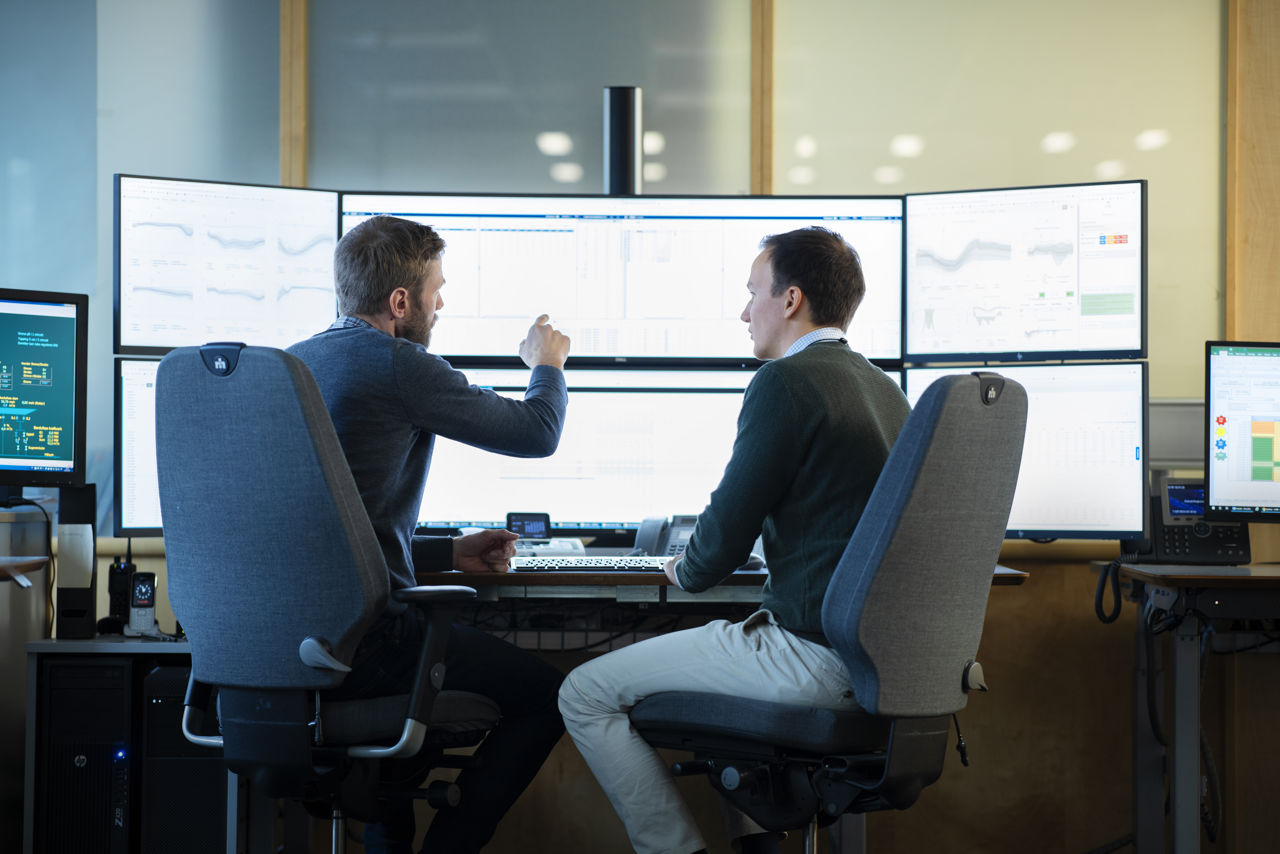 Mitarbeitende vor Bildschirmen im Trading Center von Statkraft