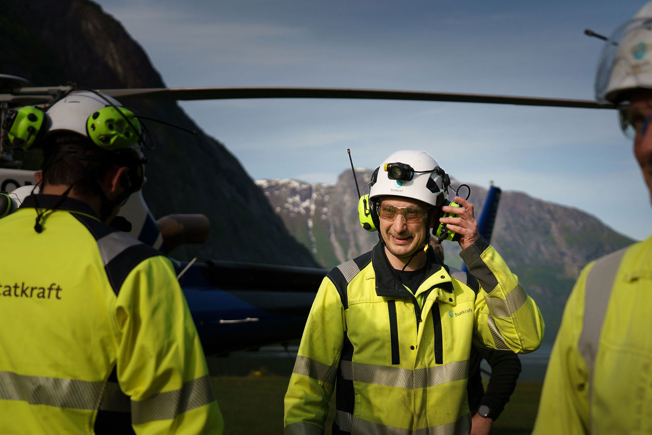 Mitarbeitender in Schutzkleidung