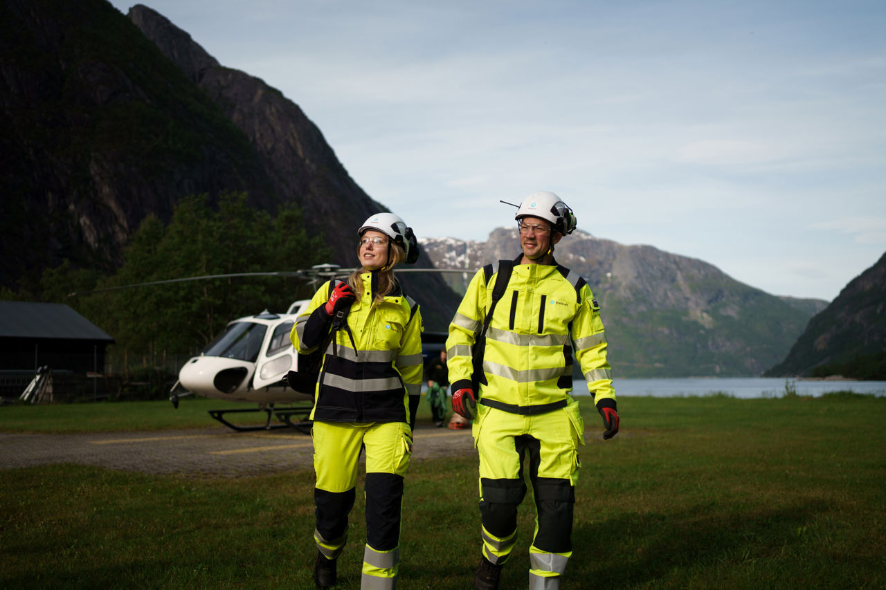 Zwei Kraftwerksmitarbeiter*innen