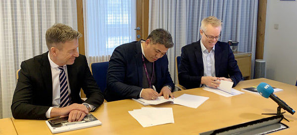 Terje Aasland, norwegischer Minister f&uuml;r &Ouml;l und Energie, Rodney Ishak, Gesch&auml;ftsf&uuml;hrer von INEOS Inovyn Norwegen, und Hallvard Granheim, Executive Vice President des Gesch&auml;ftsbereichs M&auml;rkte von Statkraft. 