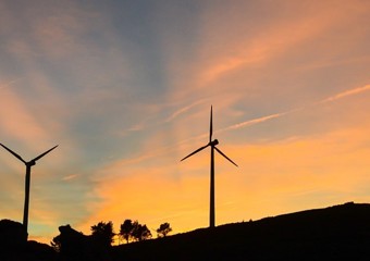 Ein Windpark im Sonnenaufgang