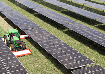 Solarpaneele und Traktor