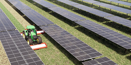 Solarpaneele und Traktor