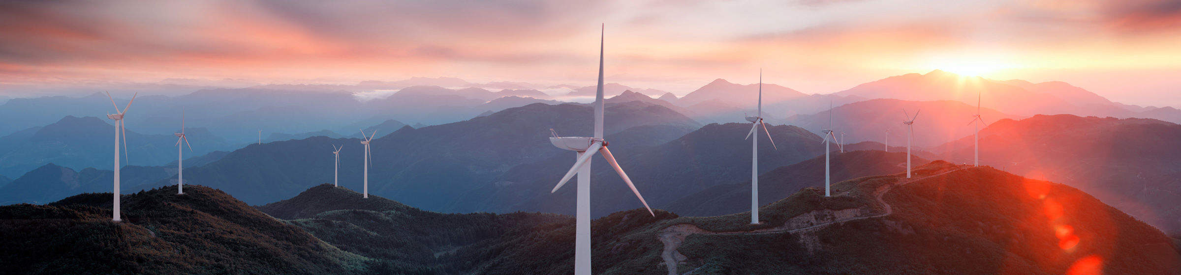 Windkraftwerke im Sonnenuntergang