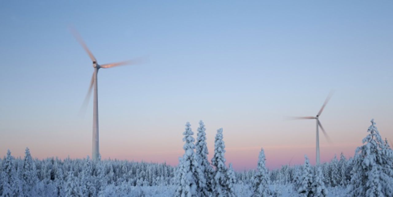 Windmühlen im Wald im Winter