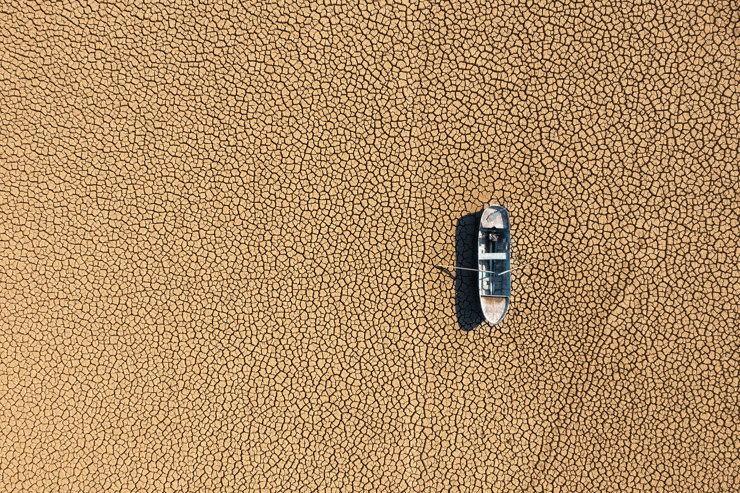Ein Boot strandet auf einem ausgetrockneten See