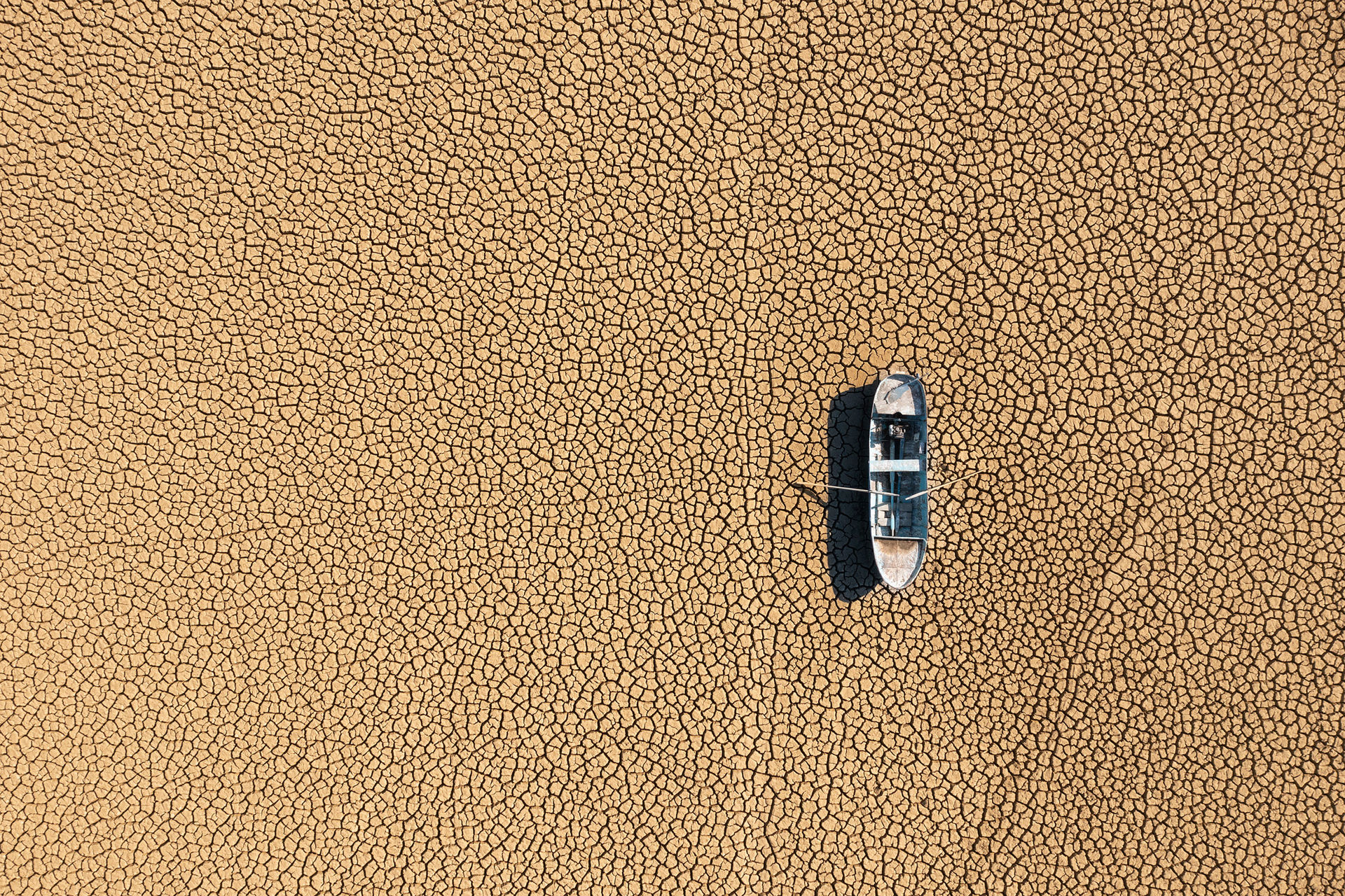 Ein Boot strandet auf einem ausgetrockneten See