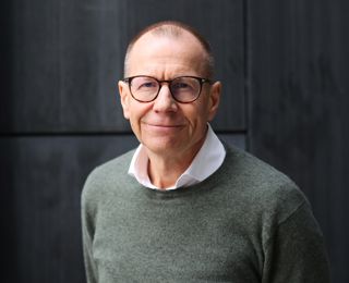 Mann med briller smiler