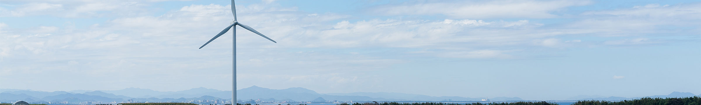 eine Windanlage im blauen Himmel