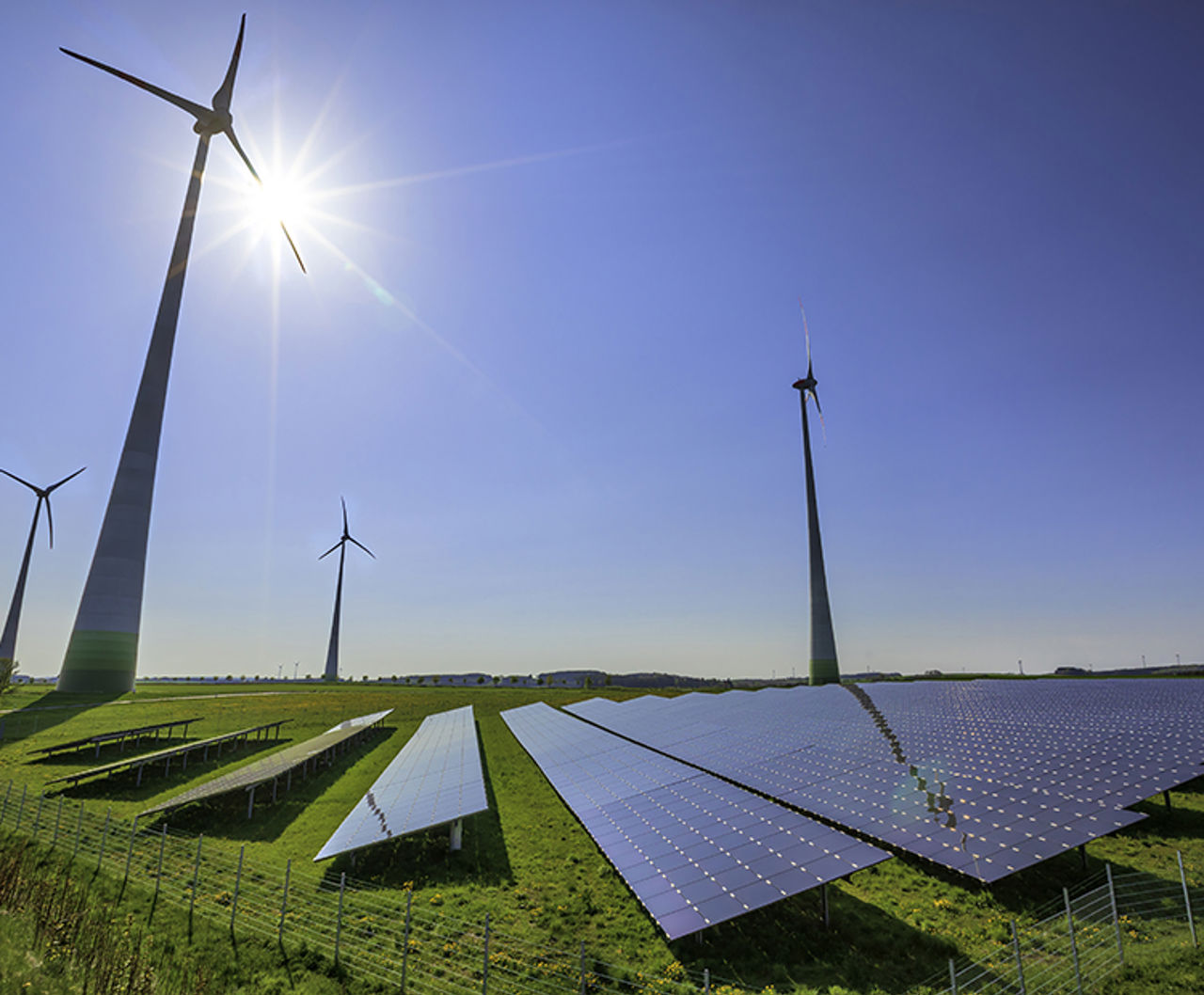 Solarpaneele und Windanlagen