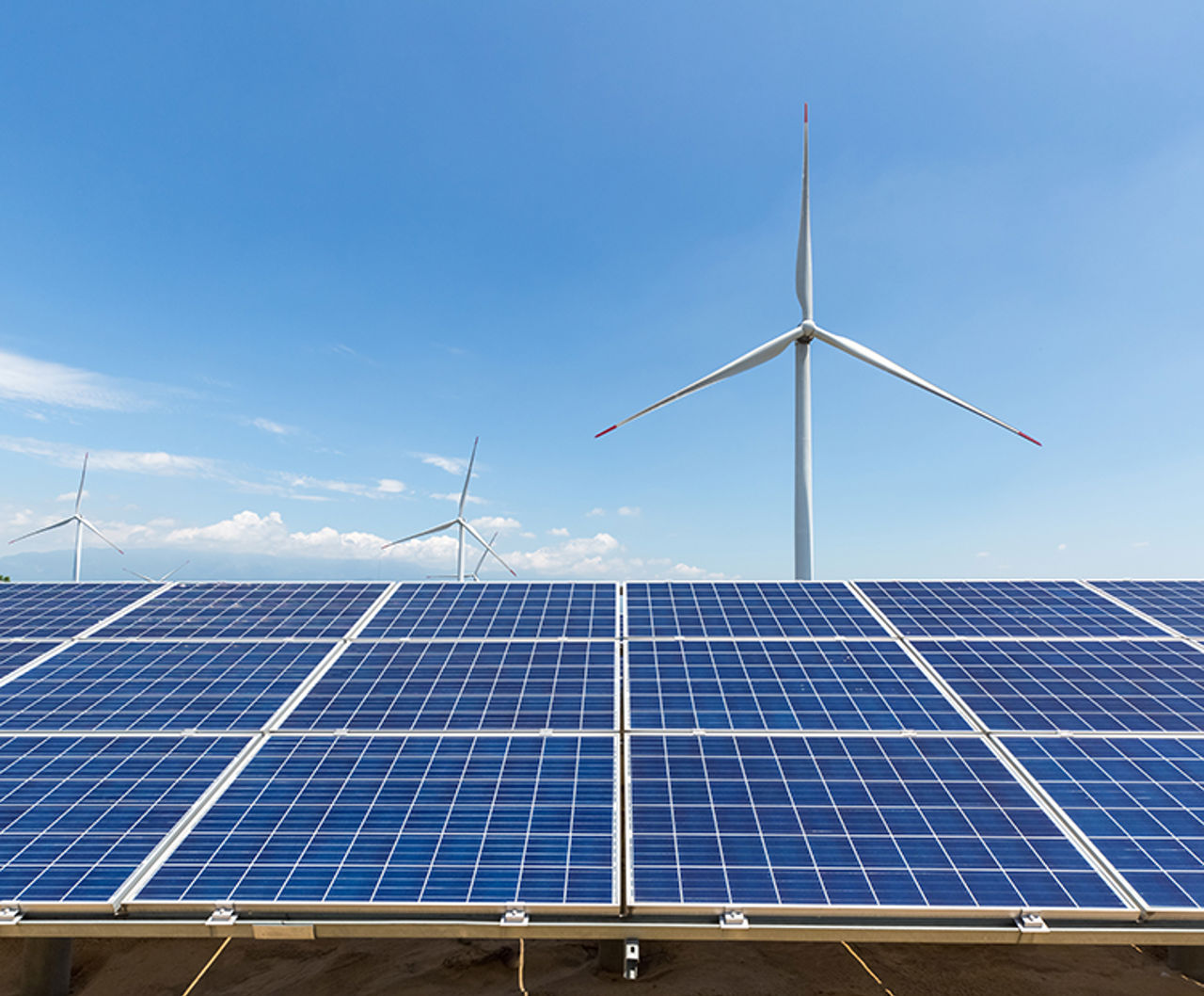 Windkraftanlage und Solarpaneelen