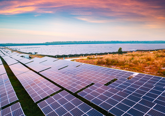 Solaranlage im Sonnenuntergang