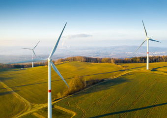 Ein Windpark im Morgengrauen