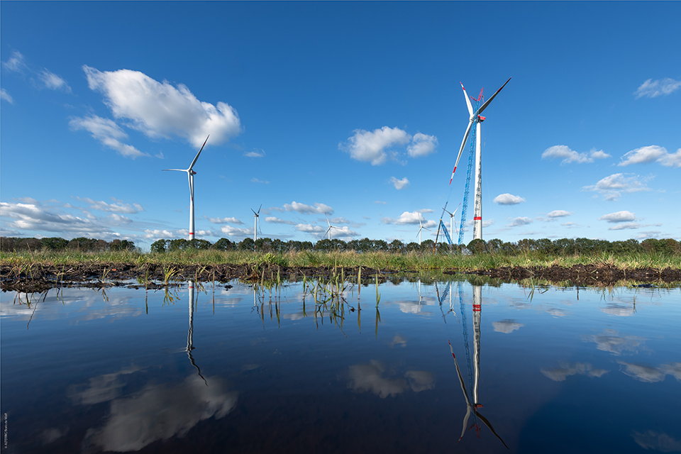 Alterric Windpark mit Spiegelung