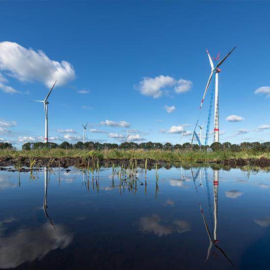 Windpark im Bau mit Seeblick ©Boris de Wolf 