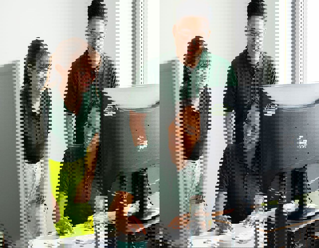 3 Azubis vor einem Bildschirm