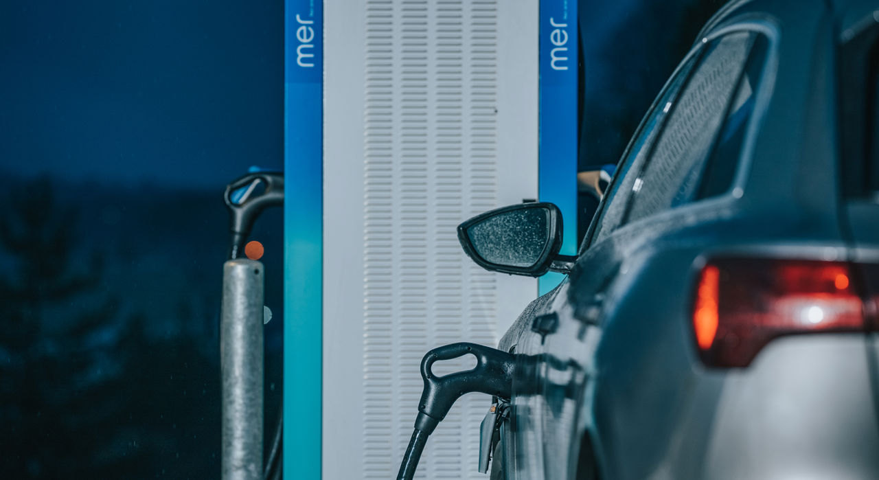 Ein Elektroauto an der Ladestation