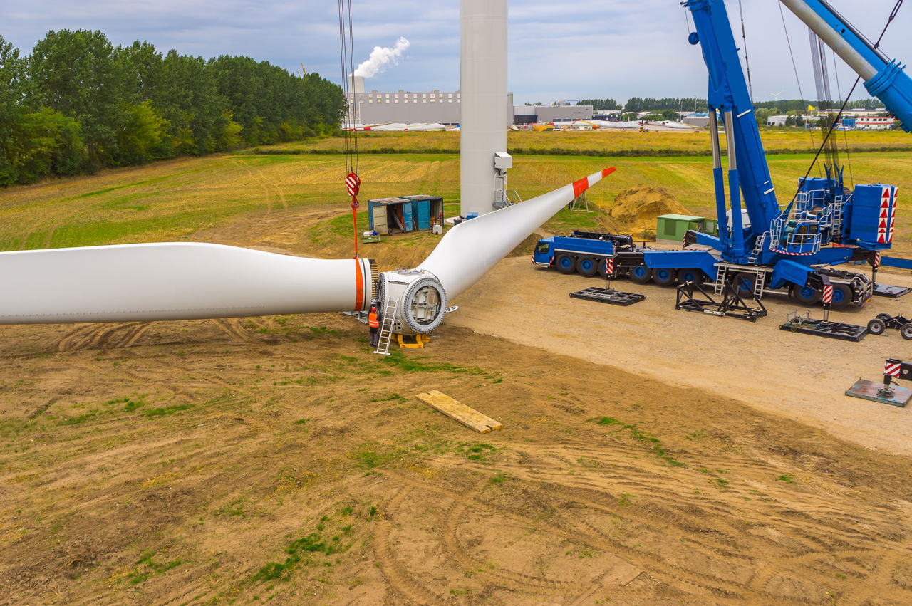 Eine Windturbine wird installiert