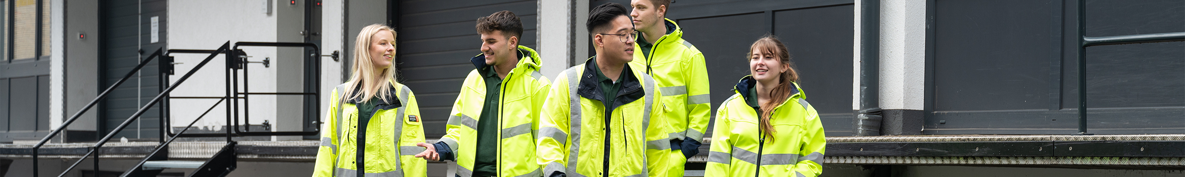 5 Azubis in Sicherheitsanzüge