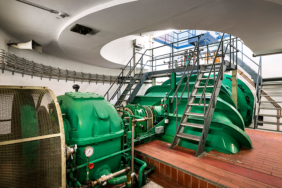 Maschinenhalle mit Rohr-S-Turbinen
