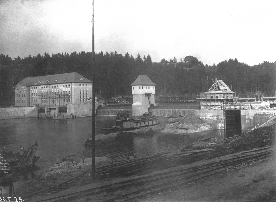 Historische Ansicht von Laufwasserkraftwerk und Wehranlage.