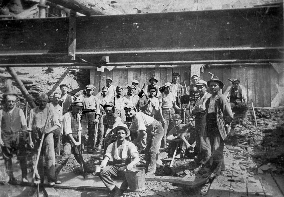 Bau des Laufwasserkraftwerks und der Wehranlage in den 1920er Jahren.