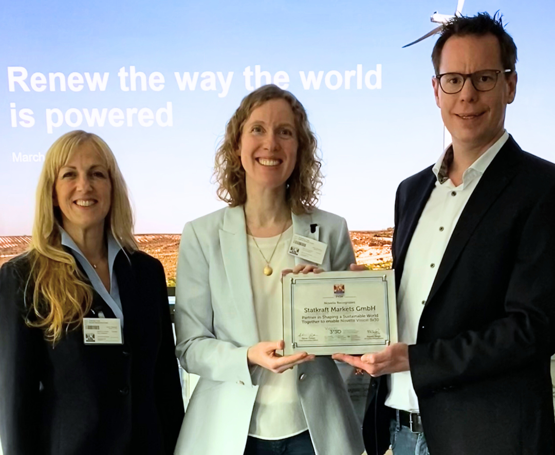 Annkathrin Rabe nimmt den Award von Novelis entgegen