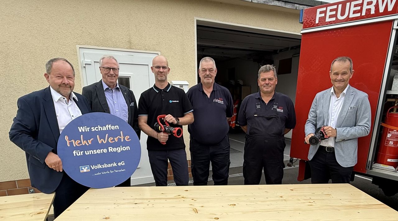Foto v. l. n. r.: Karsten Dielzer (Volksbank eG), Achim Spielmann (Feuerwehr Erzhausen), Jan Schillig (Statkraft), Klaus Wulff, Lars Nitzschke (Feuerwehr Erzhausen,) Andreas Wobst (Volksbank eG)