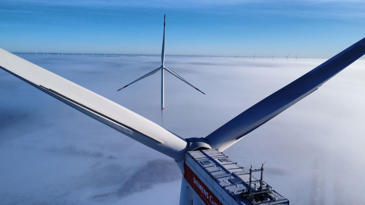 Windanlagen über einer Wolkendecke