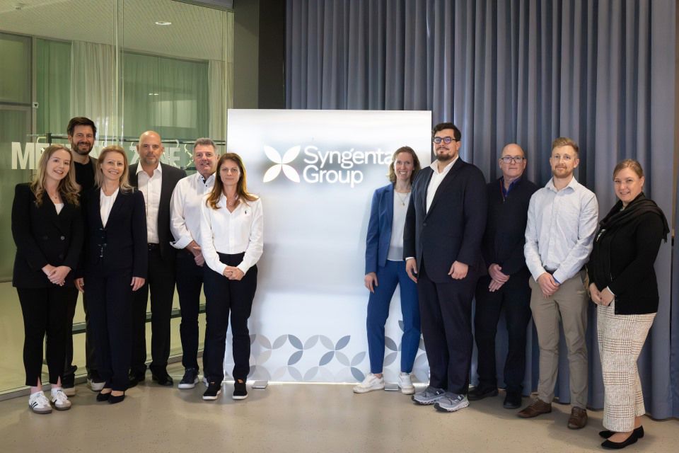 Statkraft und Syngenta Mitarbeiter vor dem Syngenta Logo