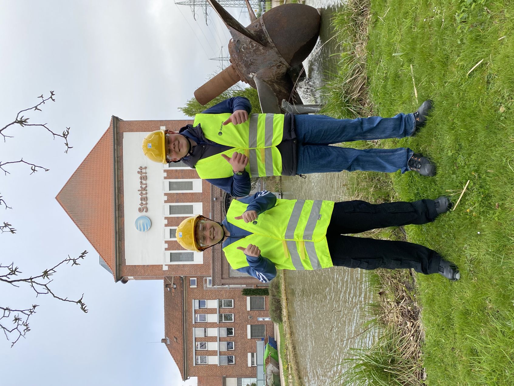 Von links: Der 11-j&auml;hrige Ole und der 13-j&auml;hrige Jona vor dem Laufwasserkraftwerk in D&ouml;rverden.