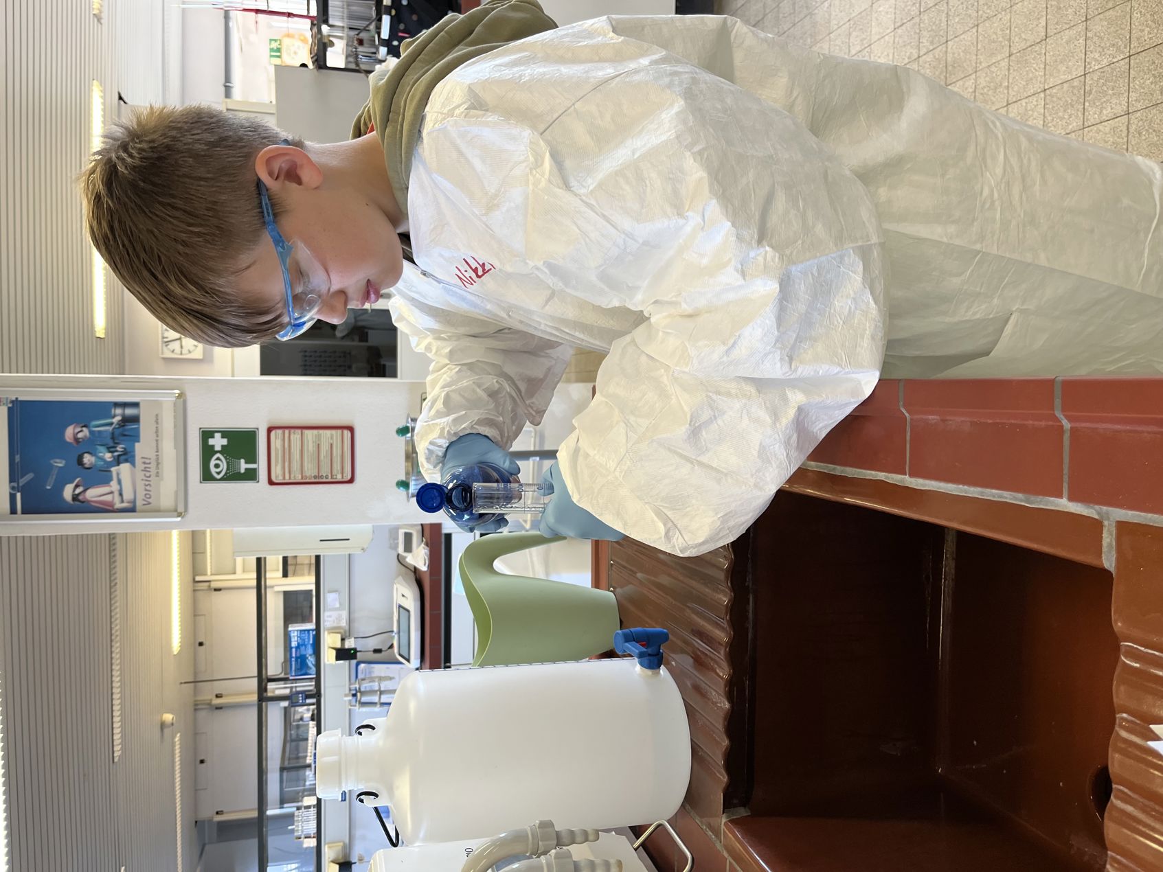 Der elfj&auml;hrige Nikki untersucht das Trinkwasser im Chemielabor. 