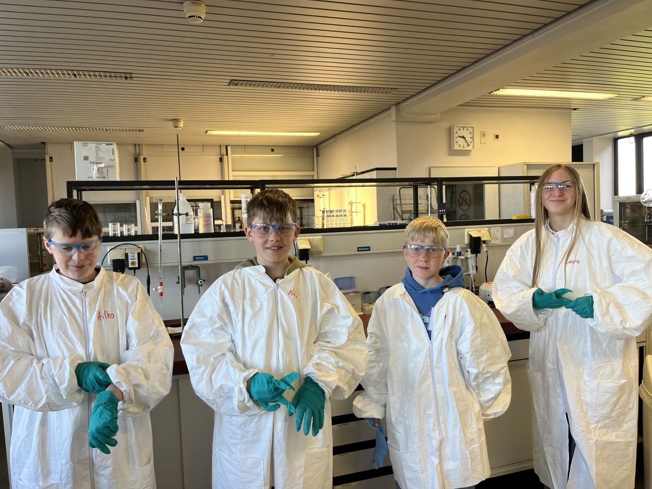 Die teilnehmenden Kinder im Chemielabor v.L.n.R: Hilko (12 Jahre), Nikki und Elex (beide 11 Jahre), und Laura (13 Jahre).  