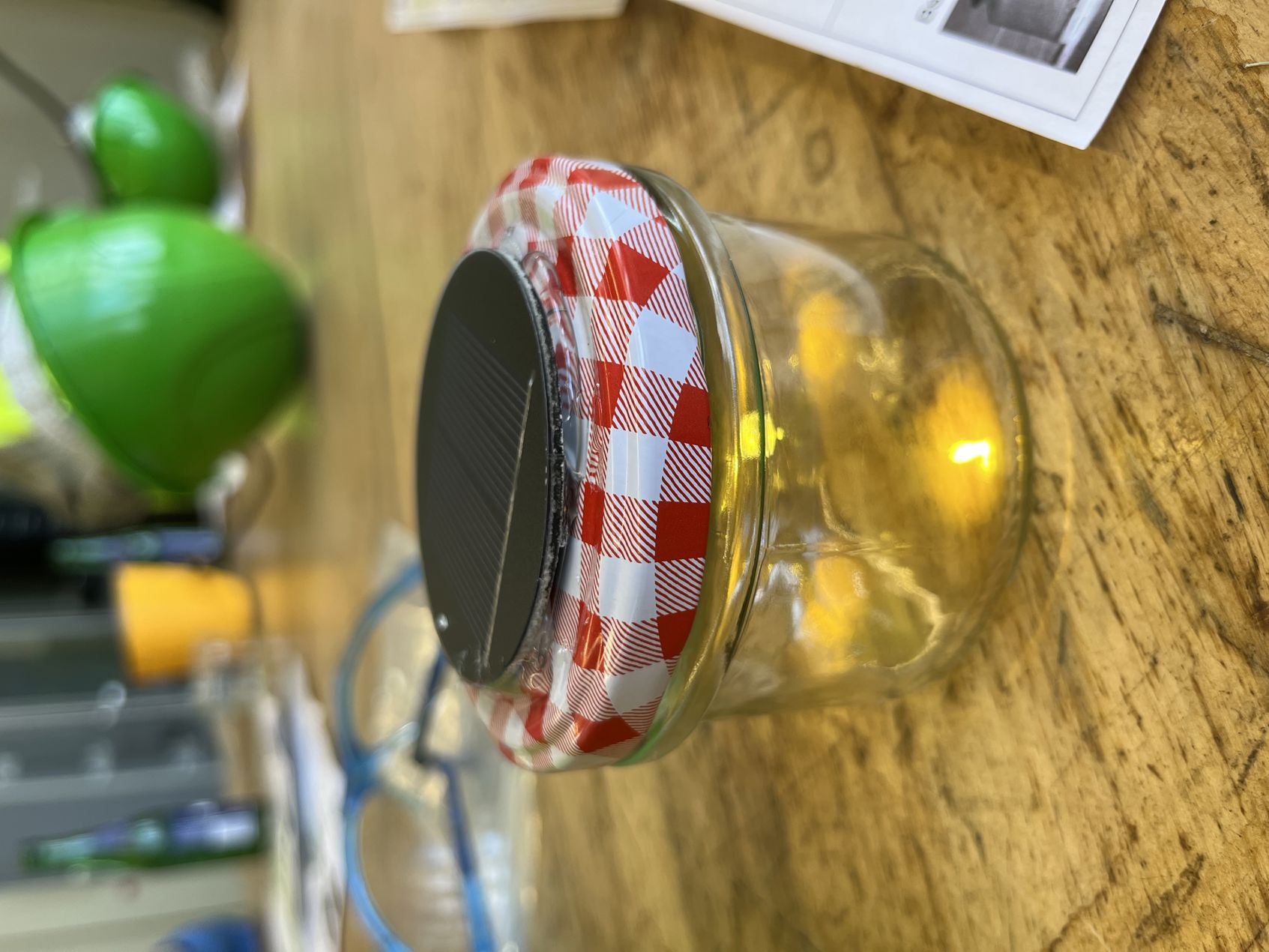 Die selbst hergestellte Solarlampe aus der Elektrowerkstatt.  