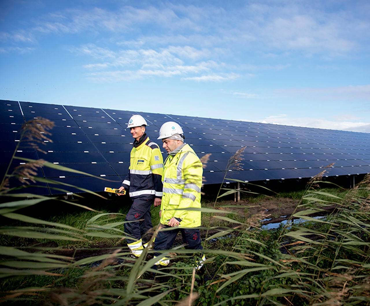 Arbeiter vor Solarpaneelen