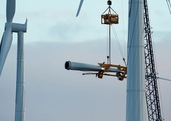 Ein Rotorblatt wird an einer Windturbine installiert