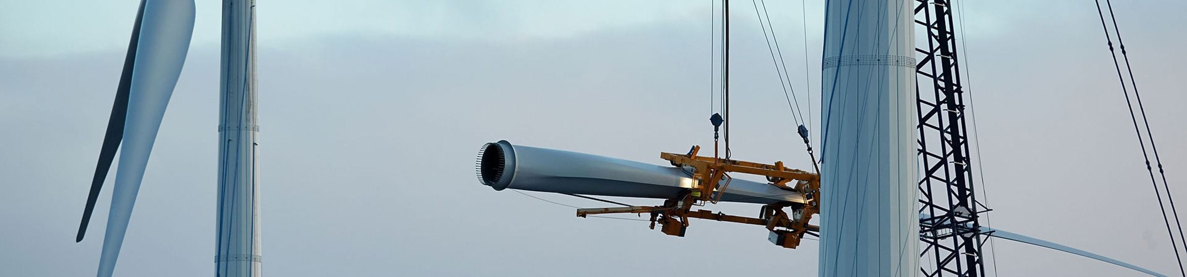 Ein Rotorblatt wird an einer Windturbine installiert