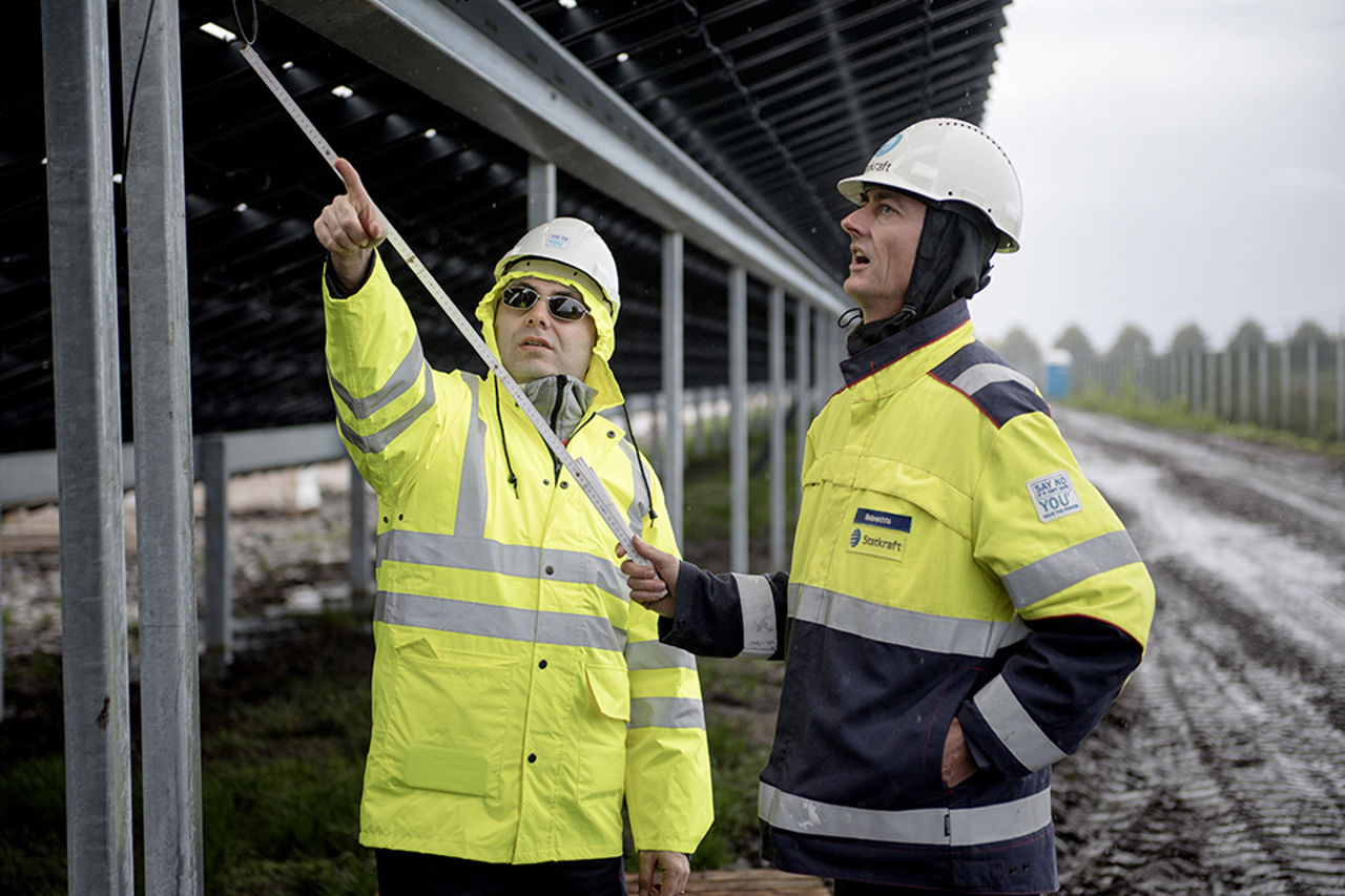 2 Mitarbeiter an einem Solarpark