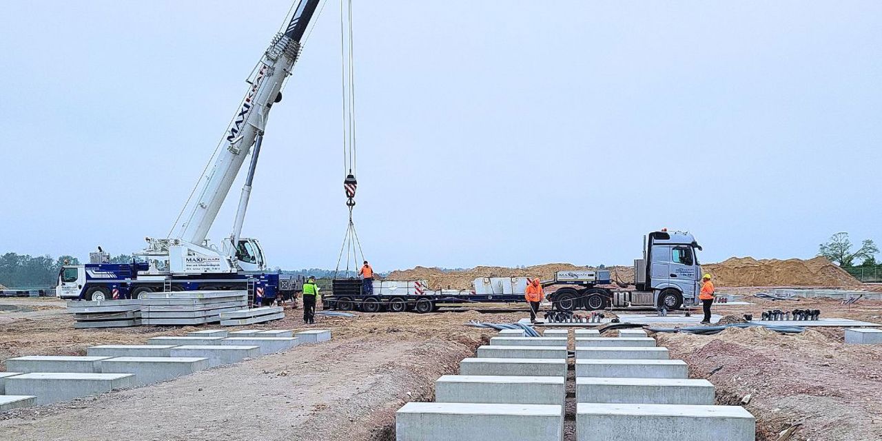 Fundamente für die Batteriespeicher in einem Solarpark werden gelegt