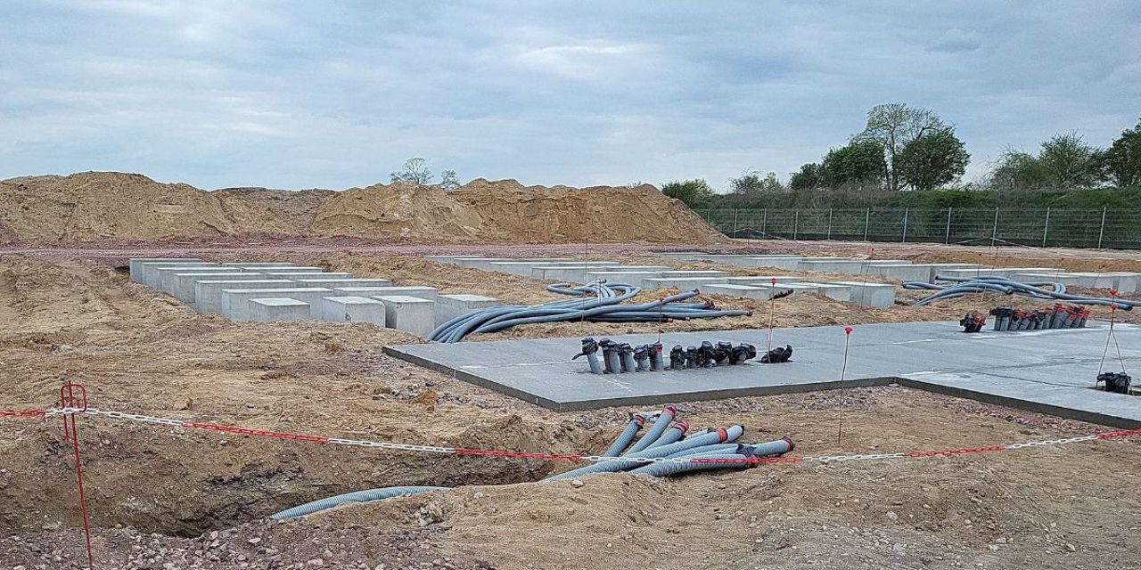 Die Erverkabelung eines Solarparks wird verlegt