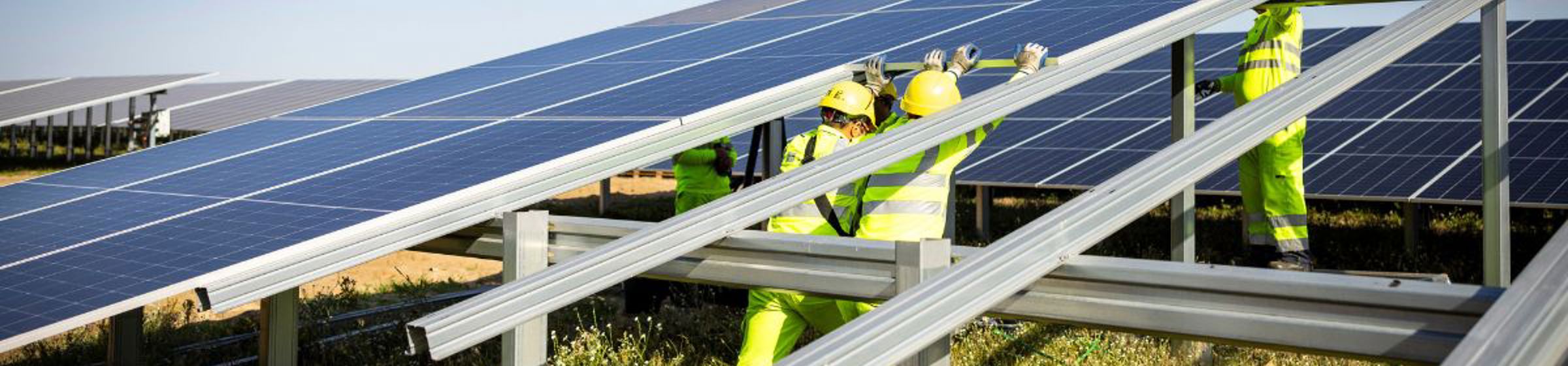 Zwei Monteure installieren ein Solarmodul auf dem Unteraufbau