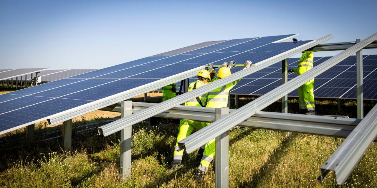 Solarmodule werden von zwei Monteuren installiert